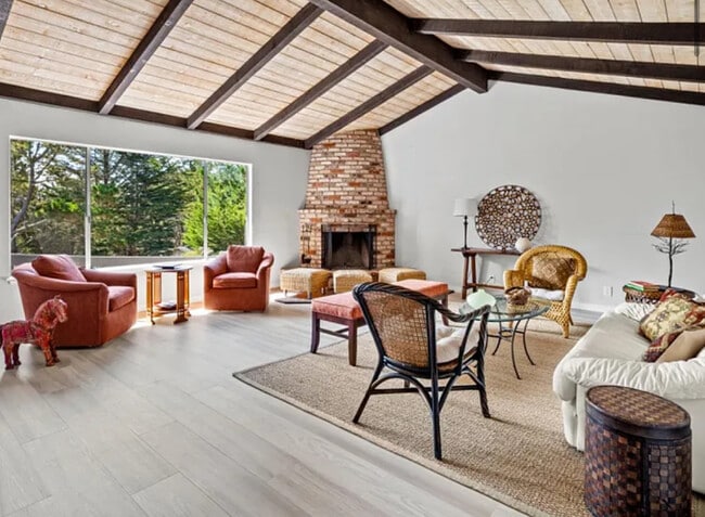 Building Photo - FOR RENT