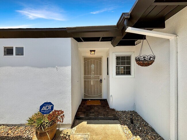 Building Photo - Charming & Spacious 3BD/2BA House in Clair...