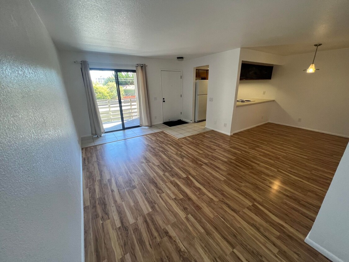 Foto principal - 1st month free!! 2Br/1Ba Cute Condo Close ...