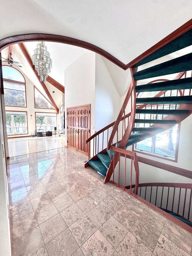 Building Photo - GRAND FIVE BEDROOM HOME