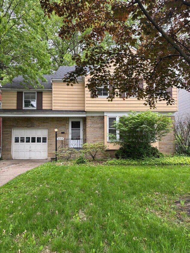 Primary Photo - Charming 3 beds 1.5 baths in South Euclid!