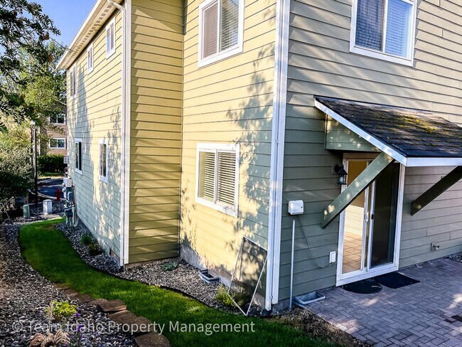 Building Photo - Beautiful 4 bedroom 3 bath townhouse w/att...