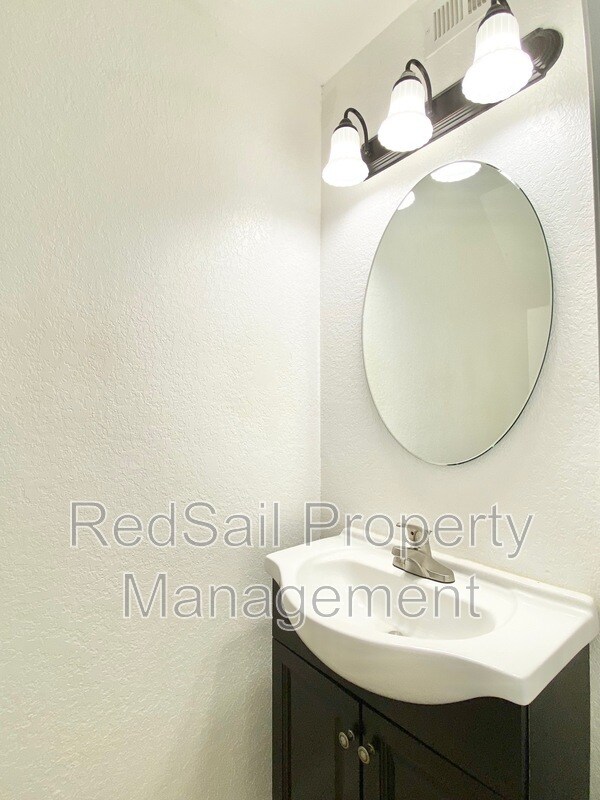 Foto del edificio - 3245 Lakecrest Rd