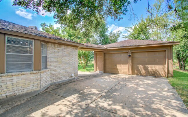 Building Photo - 7523 Antoine Dr