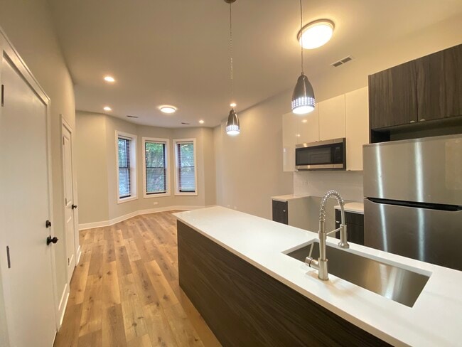 Building Photo - 2346 S Oakley Ave