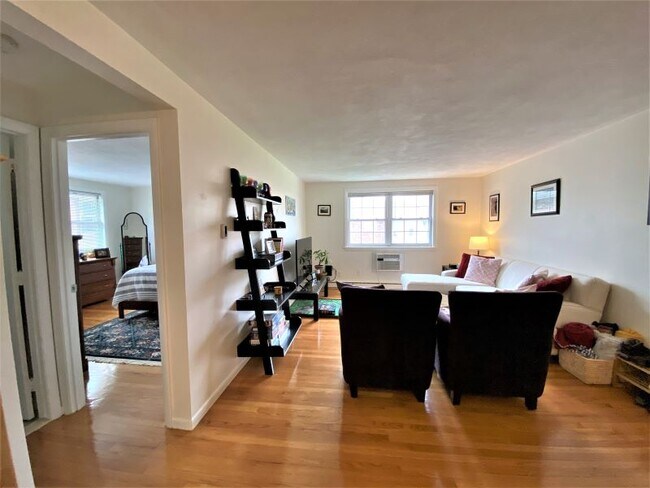 Building Photo - 8 Colonial Village Dr
