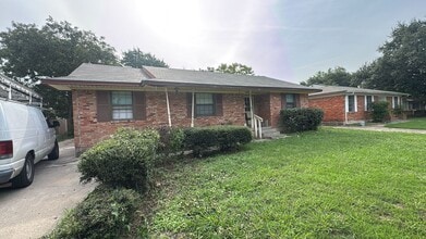 Building Photo - 10832 Channel Dr