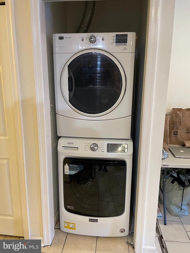 Foto del edificio - 122 W Girard Ave