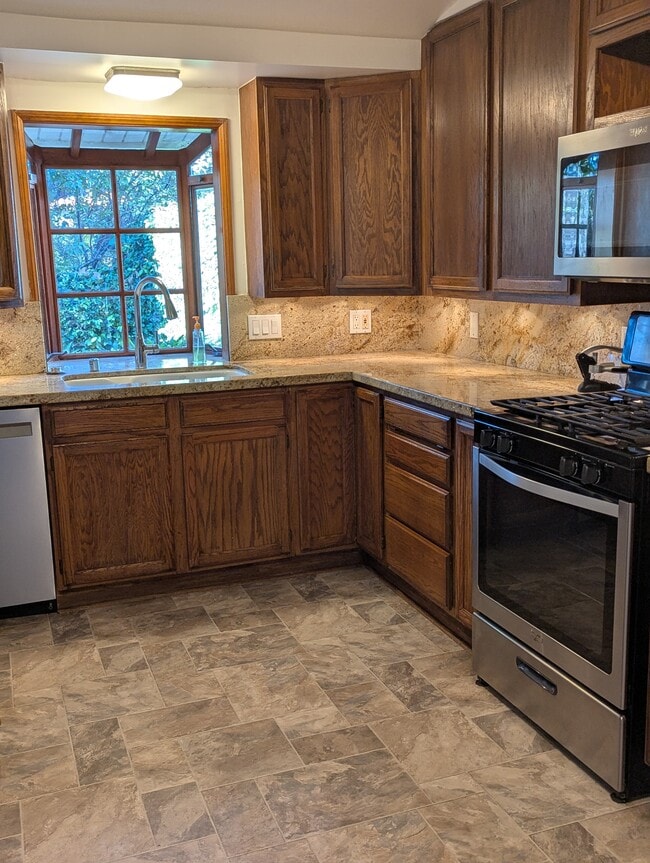 Foto del edificio - 4228 Greenbush Ave