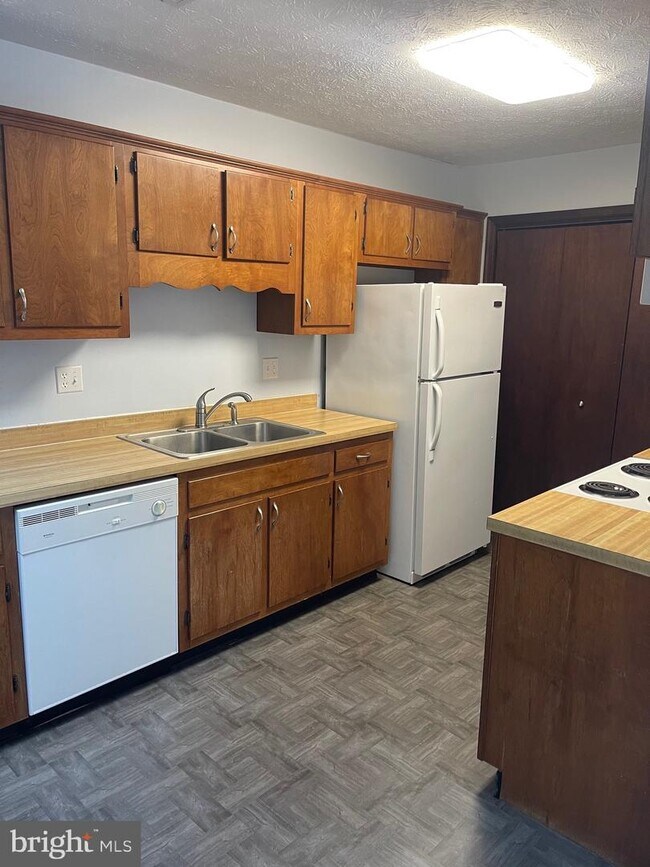 Building Photo - 45768 Military Ln