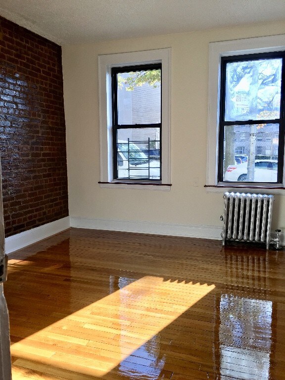 Primary Photo - 2170 Crescent St