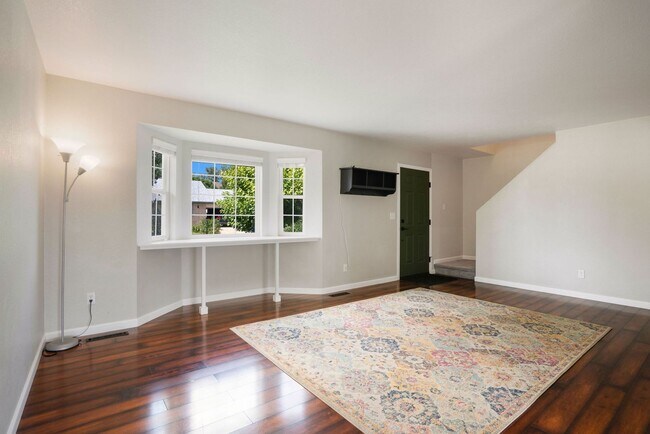 Foto del edificio - Updated 4 Bedroom Home with Amazing Yard, ...