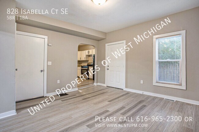 Foto del edificio - Available Now | 5 Bed 1 Bath Single Family...