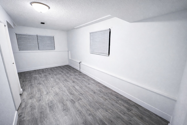 Building Photo - 32438 Hillcrest Ave