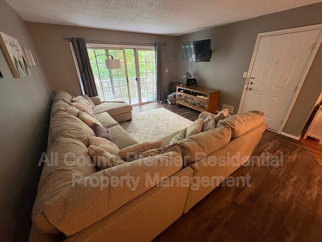 Foto del edificio - 60 Versailles Ct