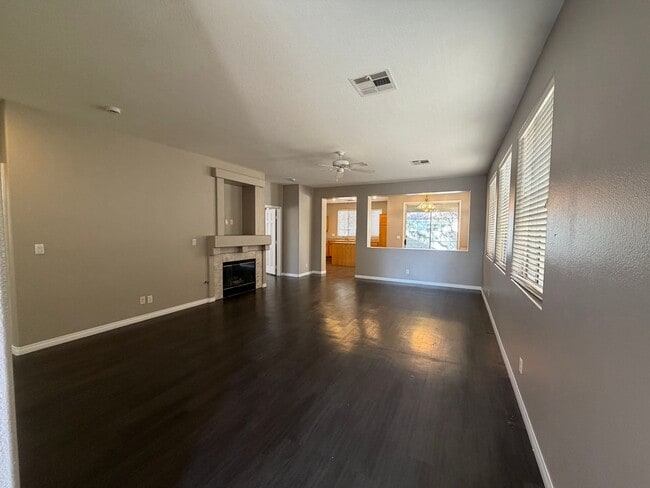 Building Photo - Beautiful 3 Bedroom 2 Bath Single Story Three Bedroom in Spring Mountain Ranch!