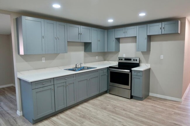 Photo - 410 Suwanee Dr House