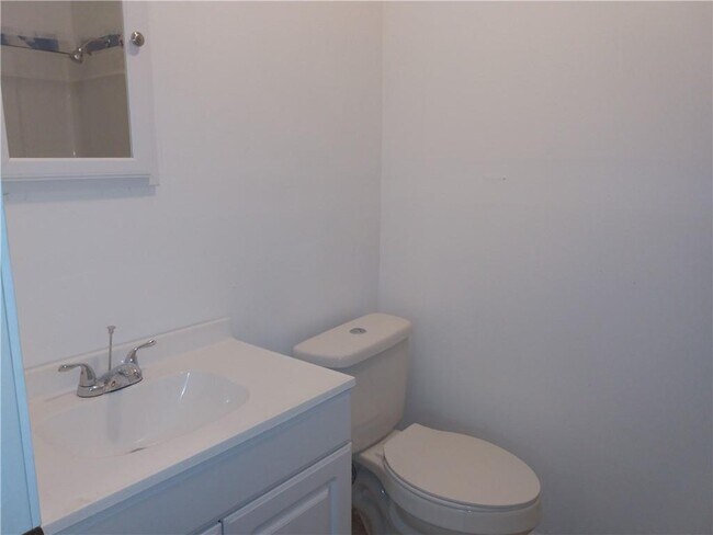 Building Photo - 2855 N Gladstone Ave