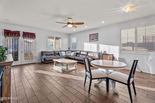 Building Photo - Las Brisas Beauty