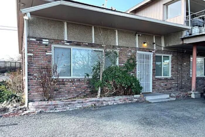 Primary Photo - AVAILABLE NOW! - 2 bed/ 1 bath Multi-Famil...