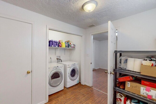 Building Photo - COMING SOON Cozy 4 bed -1 bath - Close to Uptown