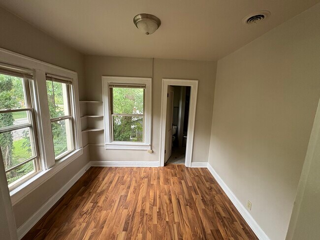 Dormitorio - 4901 N Washington Blvd