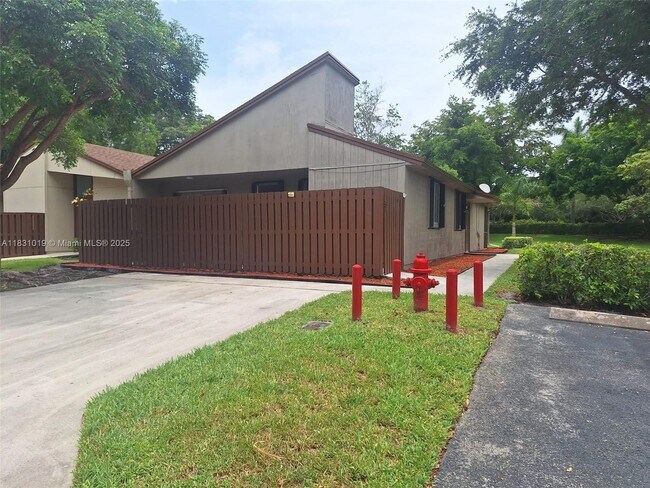 Foto del edificio - 22280 Timberly Dr