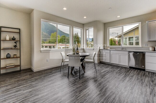 Building Photo - 272 SE Orchard Dr