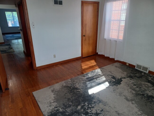 Foto del edificio - 5211 Jamieson Ave