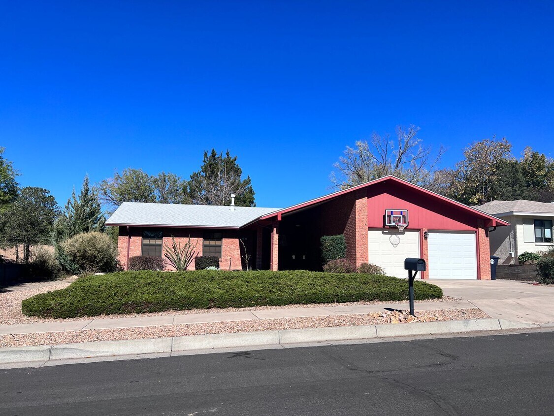 Great location. 3 Br, 2 Bath, 3 living ar... - Great location.  3 Br, 2 Bath, 3 living ar...