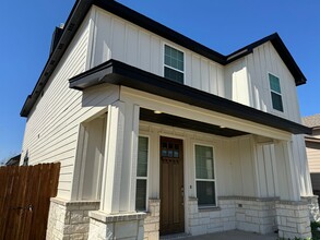 Building Photo - 637 The Cottages