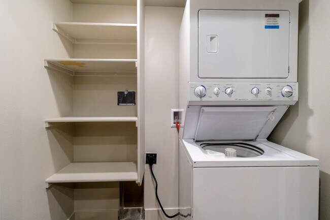 Foto del edificio - Brand New 1 bedroom 1 bathroom town house ...