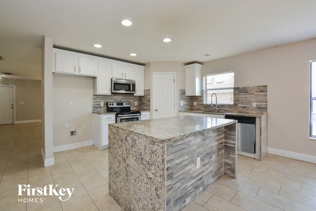 Foto del edificio - 932 Fallbrooke Ave