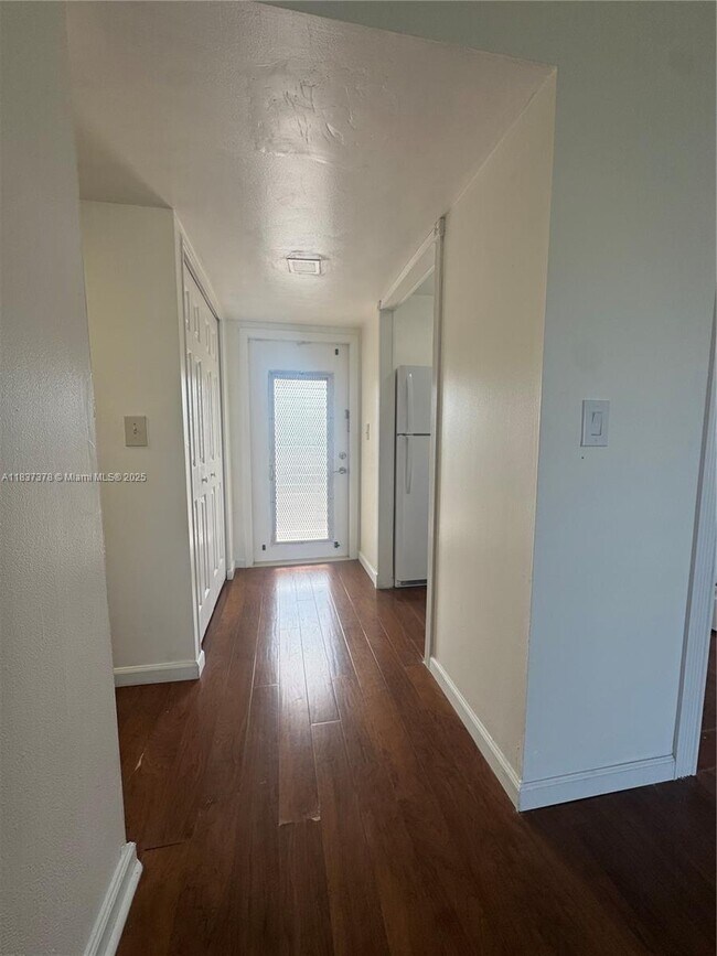 Foto del edificio - 8400 Sunrise Lakes Blvd