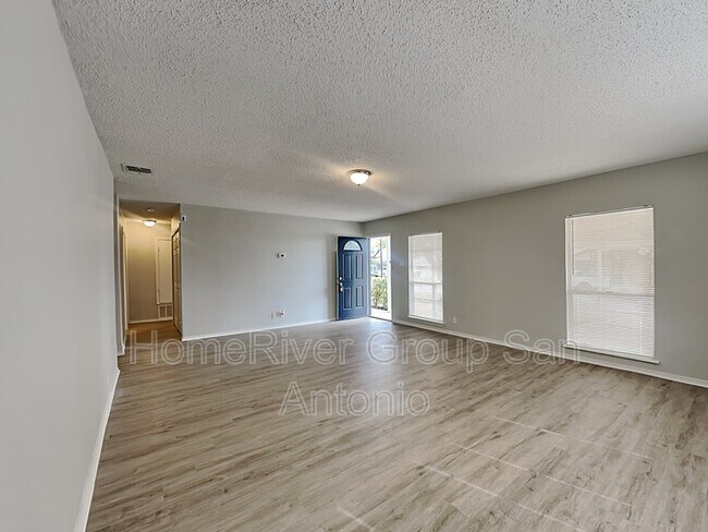 Building Photo - 911 Hickory Hill Dr