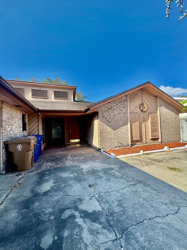 Foto del edificio - 5909 Golden Canyon Dr
