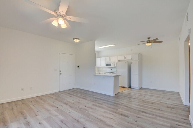 Foto del edificio - CLEAN, move in ready~GATED and super COMMUNITY!