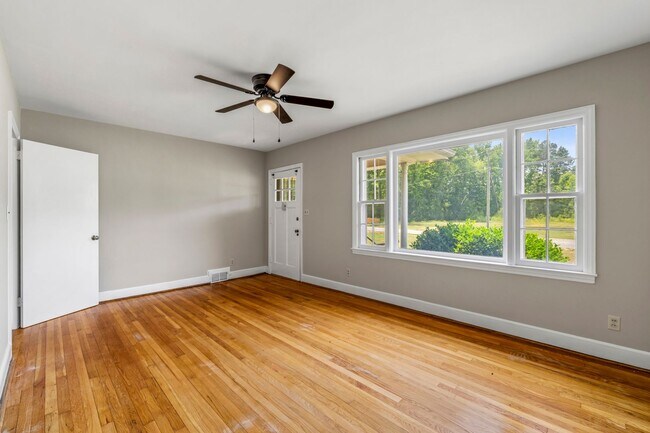 Foto del edificio - Large Renovated Ranch Home, Two Kitchens & Two Living Areas, Hardwood Flooring, Deck, Fenced!