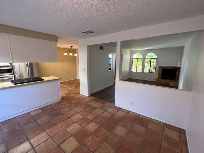 Building Photo - Spacious 2 Bed/ 2.5 Bath Townhouse For Ren...
