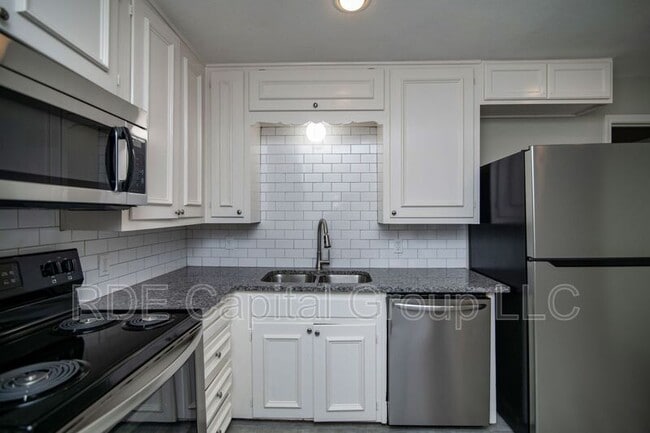 Building Photo - 1209 W Boyce Ave