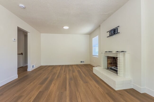 Building Photo - Modern 4-Bed, 2-Bath Home with Central Air...