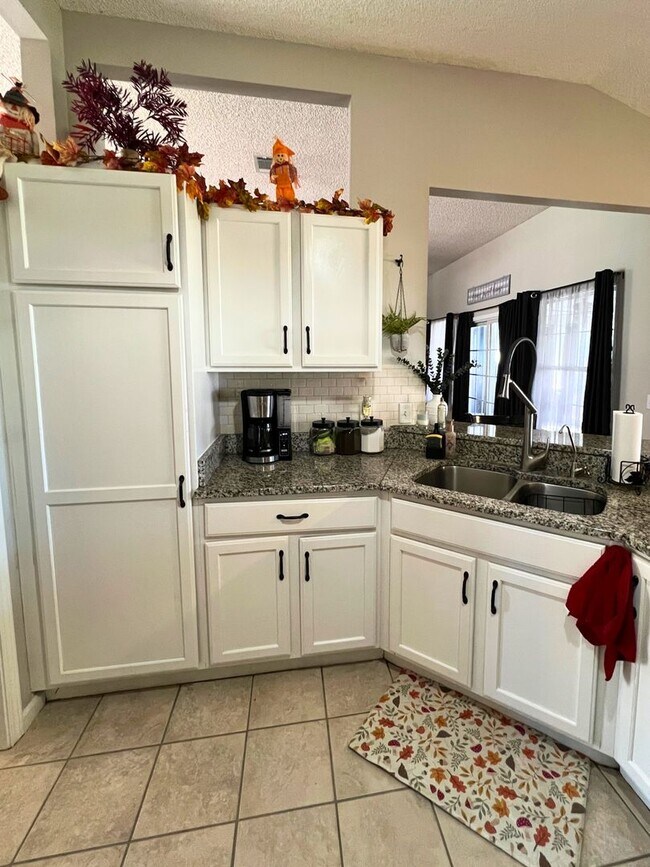 Foto del edificio - Charming 3-Bedroom, 2-Bath Home with Large...