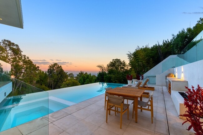 Building Photo - 9894 Beverly Grove Dr