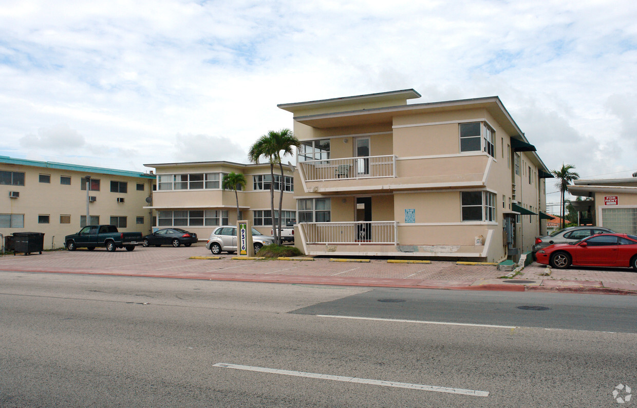 9316 Collins Avenue Apartments - 9316 Collins Ave