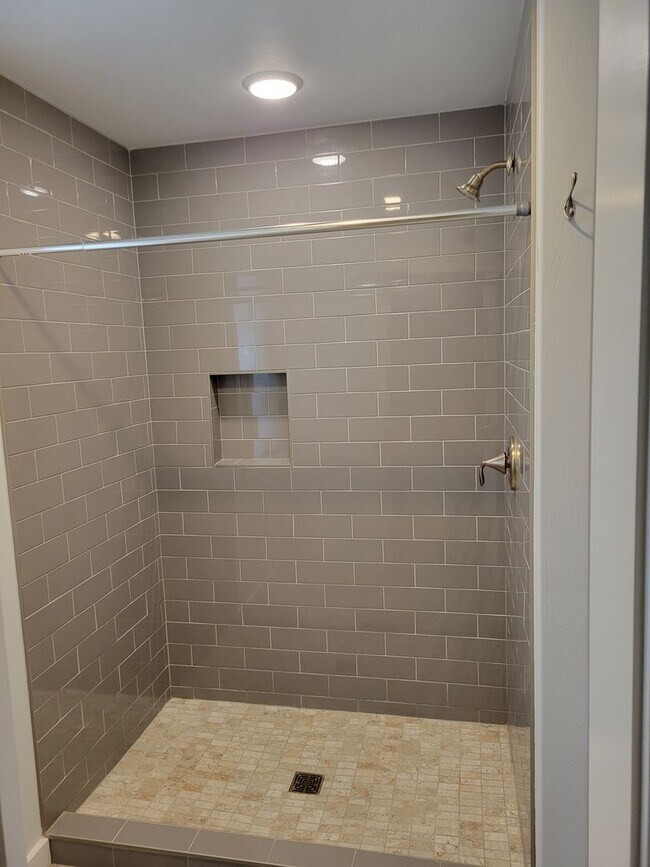 Foto del edificio - 4 Bedroom 2 1/2 bath with attached garage