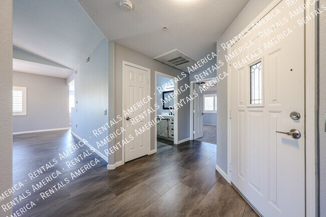 Foto del edificio - 9555 E Raintree Dr