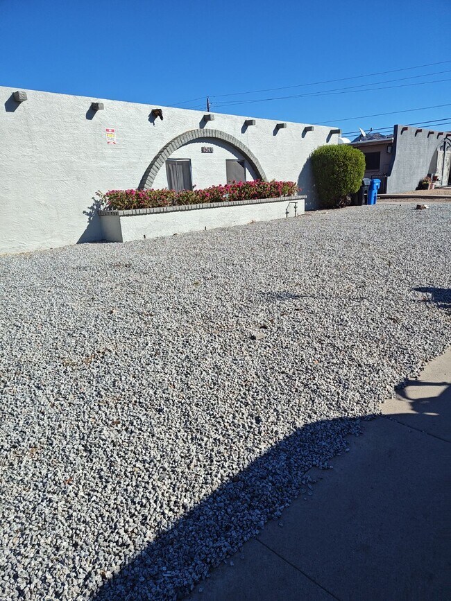 Edificio frontal - 1340 E Vista Ave