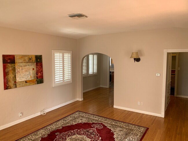 Foto del edificio - 1539 S Orange Grove Ave