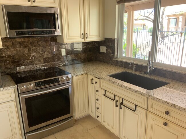 Foto del edificio - 330 E Lilac Dr