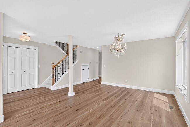 Foto del edificio - Beautifully Refreshed Clackamas Home with Bright Interiors & Private Backyard Retreat